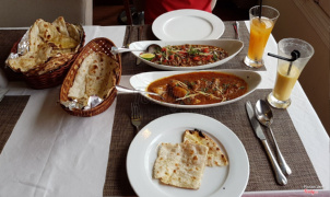 Murgh vindaloo, Pindi chole, naan (plain, cheese, garlic)