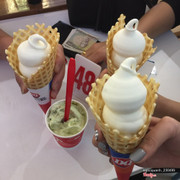 Kem úo ngược trà xanh hạnh nhân ngon hết sảy luôn á , kem thơm nức mũi luôn , nhưng hơi đắt chút , 45.000₫ 1 cốc size mini , kem ốc quế vừa ngon vừa đẹp mắt nhưng kem k thơm , k ngon như  kem úp ngượng , kem ốc quế 25.000₫ 1 kem ốc quế