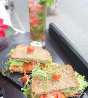 Đã ai ăn sandwich ở Healthy corner chưa??? Giá hơi mắc nhưng đồ ăn cực chất lượng và ngon nghẻ nhé. Vô cùng đã cho một bữa trưa thanh nhẹ. Và đây cũng là nơi lí tưởng cho các cô nàng bị "ám ảnh cân nặng" nhé vì mỗi chiếc bánh đều có số calo nhất định! Let's try!