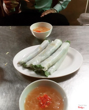 Ăn gỏi cuốn ở đây cũng ngon và mình thấy rẻ