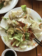 Salad hải sản xin chào (món mang tên quán) 