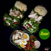 Salad gà Fitbite và Cơm rang không dầu mỡ ăn cùng ức gà nướng