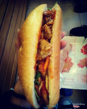 Bánh mỳ gà nướng mật ong ngon ah. Bánh mỳ đậm đà. Giá 18k/cái là quá rẻ so với bami, minh nhật hay ba miền 