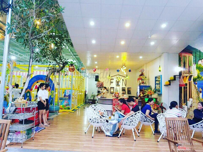 Nhân viên lịch sự thân thiện
