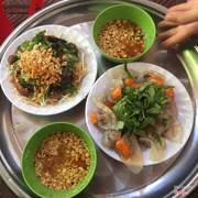 Nộm thập cẩm và bánh bột lọc 