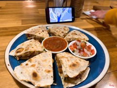 Quessalida triple layers với chicken