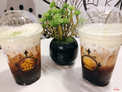 Trà alisan thơm, có thêm lớp phô mai béo ngậy, mặn mặn, trân châu đen và trắng đều đậm vị mật ong, dai vừa. Có thẻ hs còn được giảm giá. Anh chị nhân viên rất dễ thương. Sẽ ghé lại quán nhiều lần 😝😝