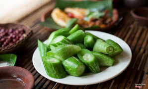 Lặc lè luộc chấm muối vừng