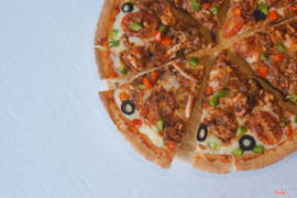 Pizza hải sản sốt cà chua. Cứ nhìn thôi đã dây dứt đứng ngồi không yên rồi 