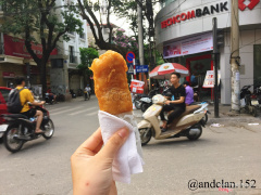 Hàng Điếu ăn gì????? Bánh chúi là bánh chúi đó 🤣🤣 Mình ngồi đây ăn cũng thấy khá nhiều người mua. Bánh chuối được ép k mỏng quá cũng k dày quá rất vừa. Bột chiên giòn ngon ăn khá ổn. Ngoài ra ở đây còn có bánh khoai nha. Lưu ý nhỏ, ăn nóng hổi thì dầu chưa ráo nên hơi ngấy 🤣🤣🤣 xog quả ngồi gần mùi từ dầu rán bay hơi khó chịu  Tìm món ăn khu Hoàn Kiếm với hastag andelanxHoanKiem nha các chế ơi 📍 Số 1, Hàng Điếu, Hoàn Kiếm  💰 8k #andelanxHoanKiem #luonloPhoCo #foodie #foody #photobyme 