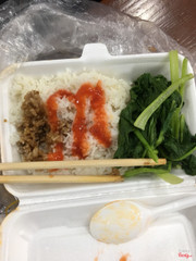 Bò sốt tiêu đen. Thấy đen rồi mà không thấy bò đâu. Tôi bỏ ra hơn 40k để ăn cơm rau với tương ớt