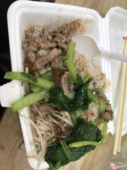 Bò sốt tiêu đựng ra cốc nhựa riêng và nguội ngắt. Chán 