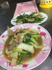 Hủ tiếu xào thập cẩm và cật xào hẹ