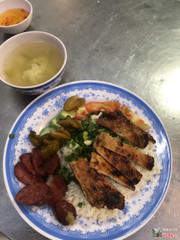 Cơm tấm lạp xưởng