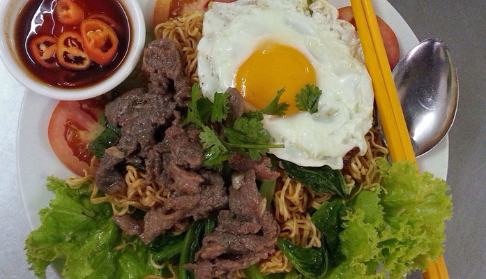 Điểm Tâm Sáng - Nui Xào Bò & Bánh Mì Ốp La