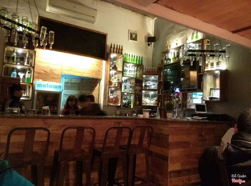 Quầy bar (phía sau là bếp)