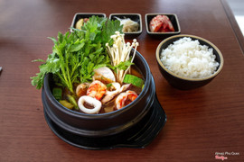 Mì hải sản và cơm Hàn Quốc