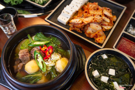 Canh khoai tây và cơm kiểu Hàn