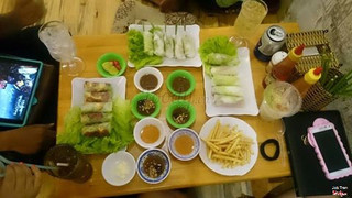 Các món tự cuốn, gồm gỏi cuốn và bò bía, bò bía ở đây sốt me nhẹ, ko phải vị béo như Sài Gòn mà có vị đặc trưng lôi cuốn riêng.