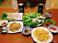 Đặc sản Cuốn Papa's được làm cầu kỳ, hơi lâu nhưng lâu thì càng ngon, + mấy món ăn lặt vặt chon Teen chỉ với 15k nhưng ngon và nhiều :). Lần quay lại này mình có ăn lại món Bò Bía khó quên.