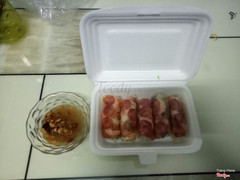 Mình đi chơi về thấy hơi đói nên tiện đường ghé quán này ăn thử,nghe mấy bạn chị giới thiệu quán này lâu r mà chưa có dịp ăn.Tới quán gọi món bò bía mang về.Quán này phục vụ cũng được mà làm hơi lâu.Bò bía làm cũng vừa miệng,mình gọi 5 cuốn 20.000đ,nước sốt thì ngon 😋.