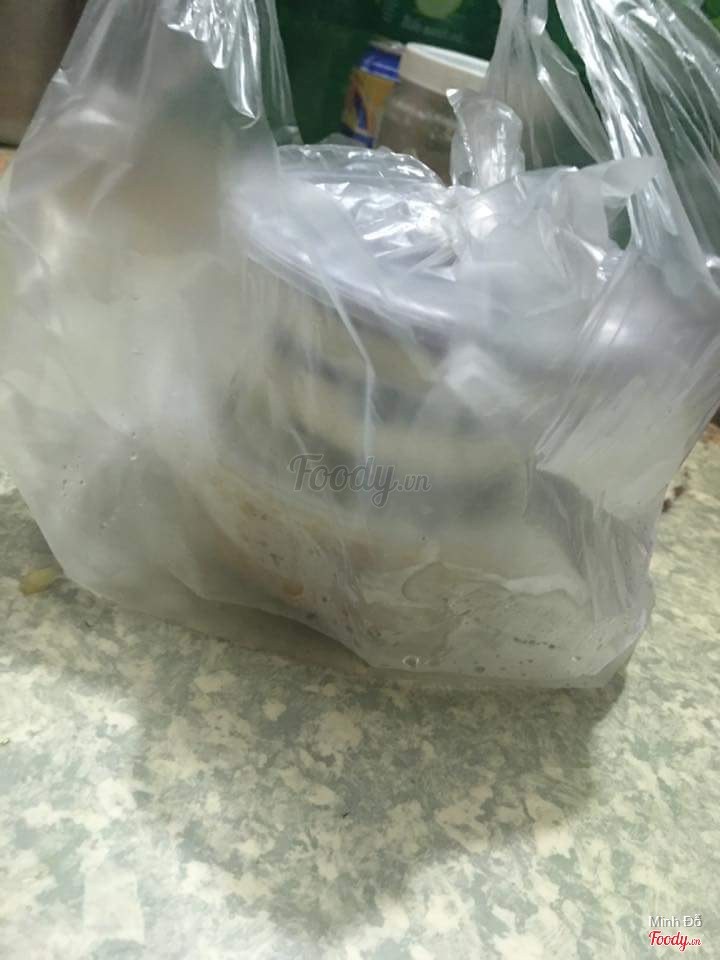Tặng 2 cái muỗng để ăn bánh