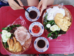 Đi ăn theo đia điểm trên foody. Quán bún đậu tệ thứ 2 ở khu đội cấn.  Thứ nhất không có menu, lúc tính tiền không rõ ràng. Một mẹt đầy đủ giá trên foody là 30k. Mình gọi một mẹt đầy đủ, một mẹt chỉ bún với đậu tính tiền hết 75k. Không hiểu luôn. Thứ 2, đồ ăn không ngon. Mắm khấy gẫy tay không bông, chỉ có thể là đã pha nước. Bún đậu èo uột, đậu ngoài vàng ươm nhưng bên trong nát. Dồi luộc cũng không ngon. Mình thích dồi chiên hơn. Nói chung là không ngon cả. Thứ 3, đồ ăn ít. Bún thì nhiều những món khác thì ít. Thịt luộc được 3 miếng mỏng úp lên bún nên nhìn rõ lắm. Thứ 4, không có điều hoà, quạt thì lác đác. Quán lại là hệ nhà lợp mái tôn. Hnay trời mát còn thấy nóng, mấy hôm trời nóng không biết sao. Thêm một em vào danh sách một là và tạm biệt mãi mãi. Thân ái!