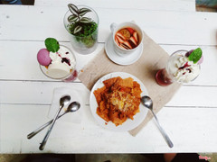 Bánh nachos, trà dâu sả