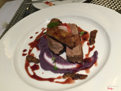 Món ức vịt này ngon lắm, cái vị chua chua thơm thơm của nước sốt và gia vị làm thực khách khó mà từ chối ăn thêm nữa.