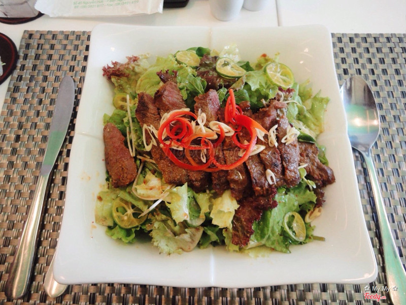 Salad bò nướng