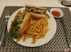 Đùi cừu nướng cuộn sốt moutabel, bánh flat bread và khoai tây chiên