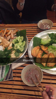 Bún đậu tá lả. 60k/1 phần. Khá ngon. Thật ra đi 2 người kêu 1 phần tá lả và 1 phần bánh tôm là no rồi. Cái mắt to hơn cái bụng nên mình kêu 2 phần ăn no ứ hự. Không hiểu sao nước sấu ở đây kì kì hoặc do lần đầu mình uống k quen :( quán t7 CN đông nên k nhận giữ xe, đang lớ ngớ không biết sao thì có anh nhân viên chỉ qua bên đường, xong đi gửi giúp mình luôn hihi. 