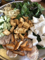 Đây là phần ăn 4 người trộn lại. Đậu hũ ngã sậm màu, nghi do chiên lại. Và khi ăn đúng là chiên lại và có cả vị+mùi chua.