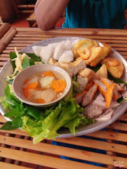 Combo bún Đậu tá lả, bánh tôm, trà chanh, nước chấm kia là cho bánh tôm