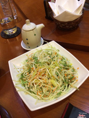 Salad vs trứng cá