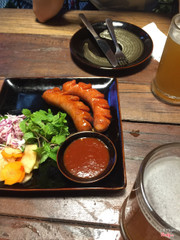 Xúc xích sân vườn - nên thử món này, nước chấm ngon, dưa món vừa miệng, mình rất thích 