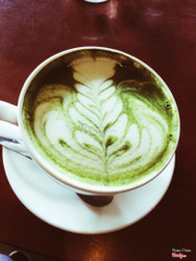 Capuchino matcha. Nhìn chỉ được cái đẹp thôi chứ uống thơm mùi trà xanh đúng sở trường nhưng mà nhạt