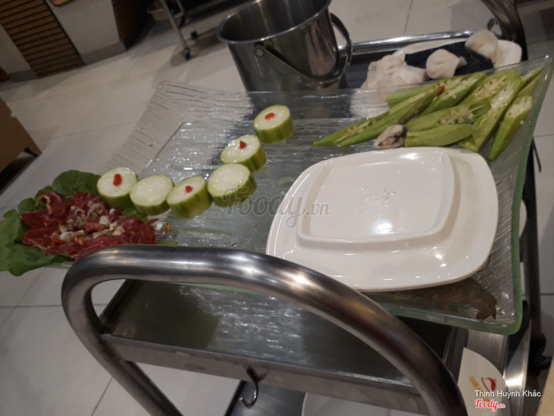 Dĩa còn lại của set: thịt bò, đậu bắp, mướp, há cảo và tôm.