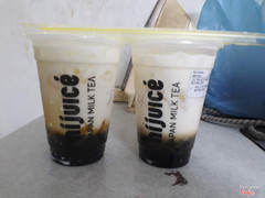 Đây là trà sữa với sữa tươi trân châu đường đen. Thật ko phân biệt được đâu là trà sữa đâu là sữa tươi. Ly tặng kèm bằng size