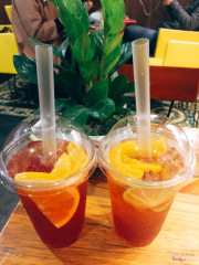 Trà đào ở đây cũng khá ngon, mà giá lại khá oki, 20k. Thích cái không gian ngồi ngoài vỉa hè, khá đông vui.