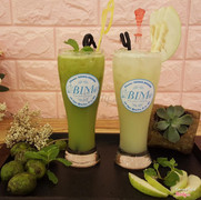 Nước ép cóc + Nước ép ổi.