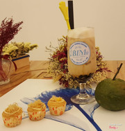 Bánh bông lan trứng muối + Trà sữa trân châu đường đen.