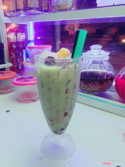 Menu 
+ Trà sữa :
-> Thái : 10k
-> Truyền thông : 10k
-> Socola: 10k
Có thể bỏ thêm hương ( dâu, việt quất, blue, bạc hà)+2k thêm bánh flan +2k
+ Chè thái:15k
+ Trà đào : 10k 
+ Soda: 10K