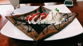 Strawberry chocolate base crepe