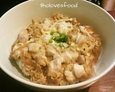 Oyakodon - Japanese Chicken and Egg Rice Bowl, served with Miso soup. ~ $2.7
/ Cơm thịt gà với trứng sốt kiểu Nhật, ăn kèm súp Miso. 60k.
#tholovesfood #oyakodon #japanesefood #ricebowl #親子丼 #donburi