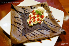 Crepe chocoate dâu sốt chocolate