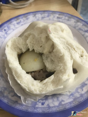 Bánh bao nguội ngắt, vỏ dày, bứ cổ