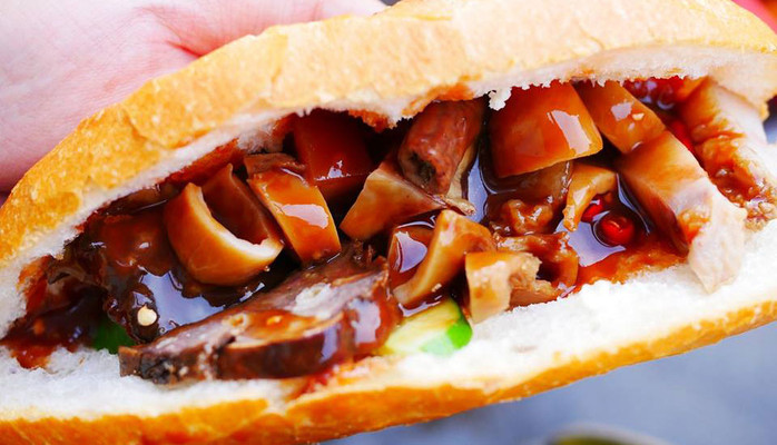 Bánh Mì Phá Lấu Tương Đen