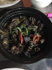 Ốc len xào dừa - để trong nồi, giữ nóng tốt, ăn đỡ ngán