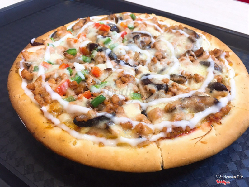 Pizza gà nấm hương. Toping cực nhiều nhân, thịt gà thơm, cảm nhận rõ mùi nấm với gà rất tuyệt. Có thêm thịt gà xông khói trong nhân nữa.